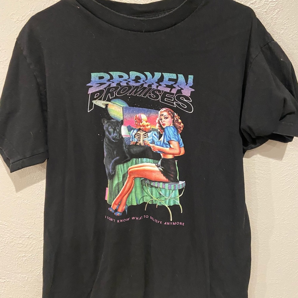 👚💄 zumiez Broken Promises Black T-shirt EUC - Picture 2 of 4